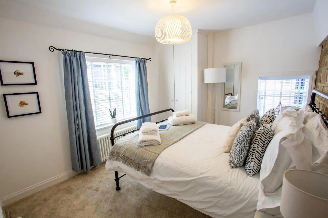 Whitby Boutique - Mast Cottage 0*,