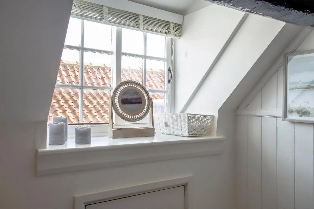 Whitby Boutique - Mast Cottage 0*,